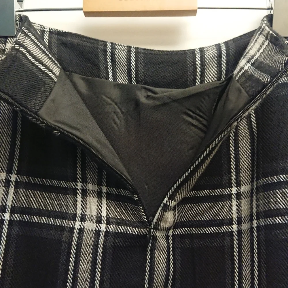 Black & grey plaid skirt - Picture 7 of 8